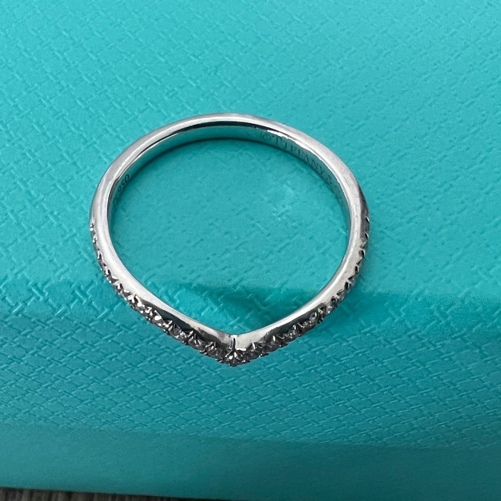 Beautiful V ring - Picture 7 of 14
